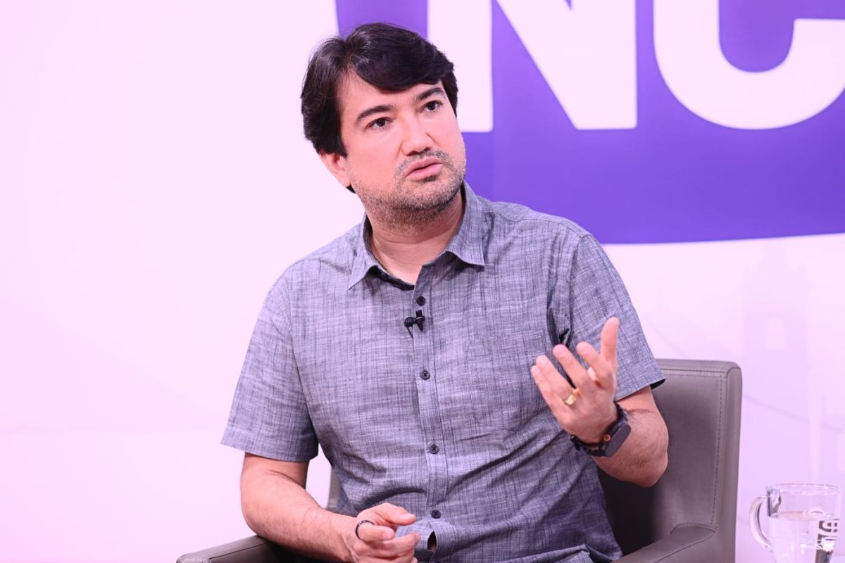 Jender Lobato durante entrevista em estúdio, defendendo redução das passagens aéreas, fortalecimento da cultura e valorização da educação no Amazonas.