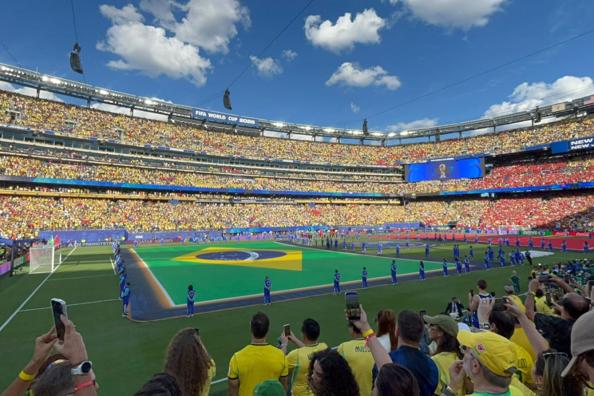 A jornalista Larissa Balieiro posa na sala oficial de coletivas da Seleção Brasileira durante a cobertura da Copa do Mundo 2026.
