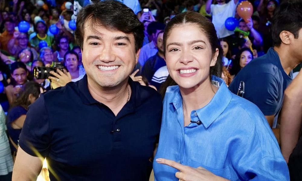 Jender Lobato e Dra. Aryel Almeida durante reunião de alinhamento político realizada no Teatro Manauara, em Manaus, com a participação de lideranças e apoiadores.