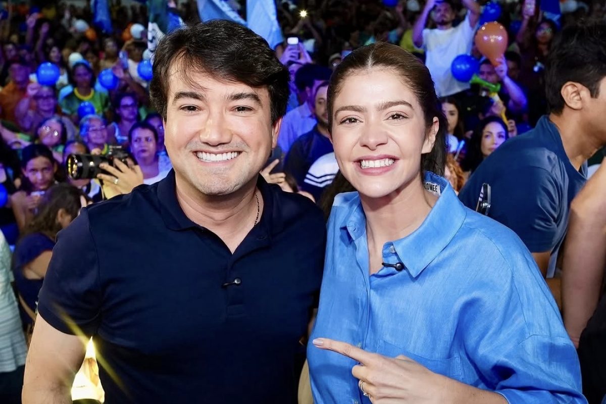 Jender Lobato e Dra. Aryel Almeida durante reunião de alinhamento político realizada no Teatro Manauara, em Manaus, com a participação de lideranças e apoiadores.