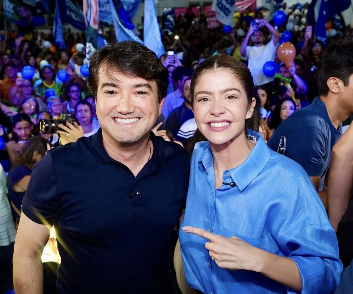 Jender Lobato e Dra. Aryel Almeida durante reunião de alinhamento político realizada no Teatro Manauara, em Manaus, com a participação de lideranças e apoiadores.