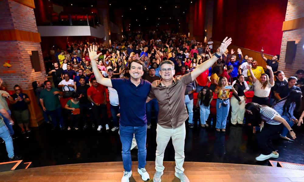 Jender Lobato e David Almeida durante encontro político que reuniu mais de 500 lideranças no Teatro Manauara, em Manaus.