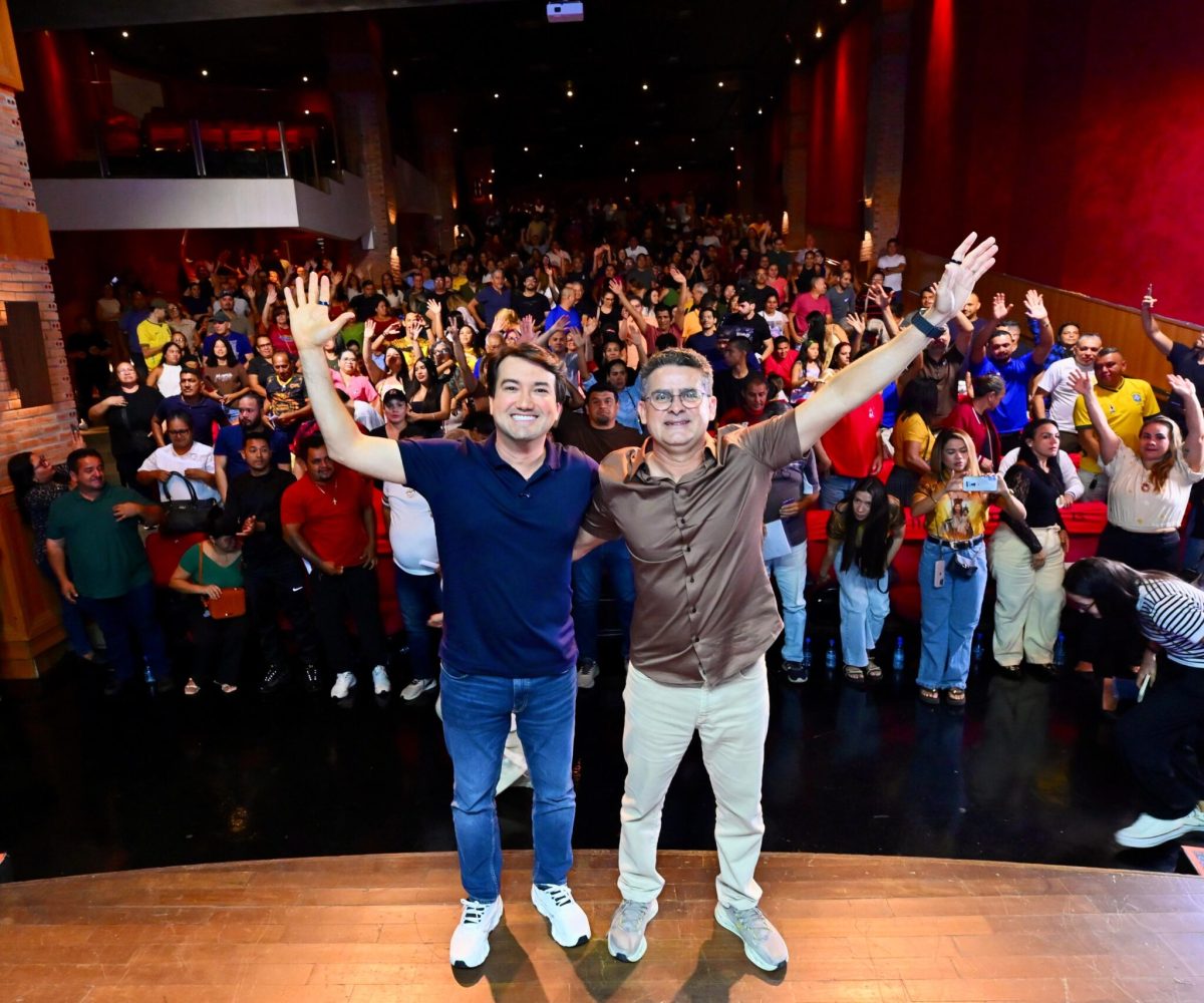 Jender Lobato e David Almeida durante encontro político que reuniu mais de 500 lideranças no Teatro Manauara, em Manaus.