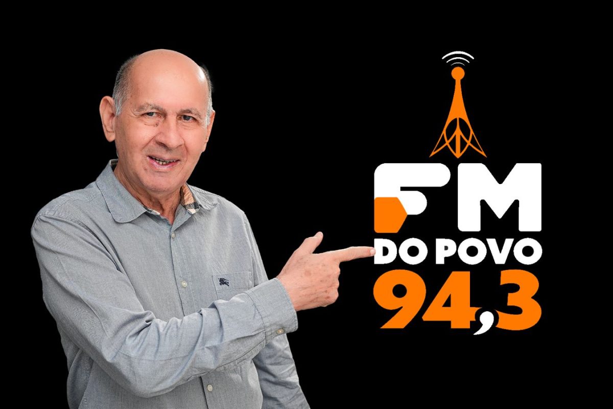 O radialista Valdir Correia, o Garotinho, apresenta a tradicional Super Sexta Romântica na programação da FM do Povo 94,3.
