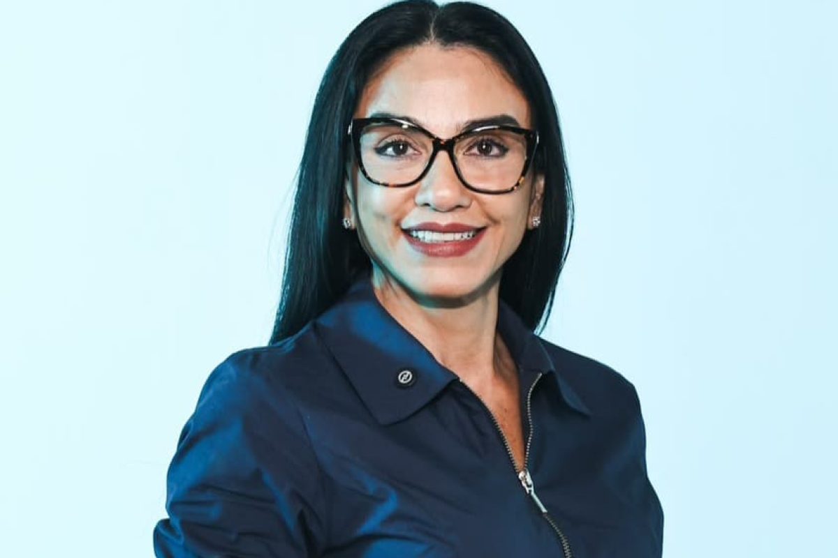 Dra. Shádia posa para foto e destaca a valorização dos profissionais da saúde no Amazonas.