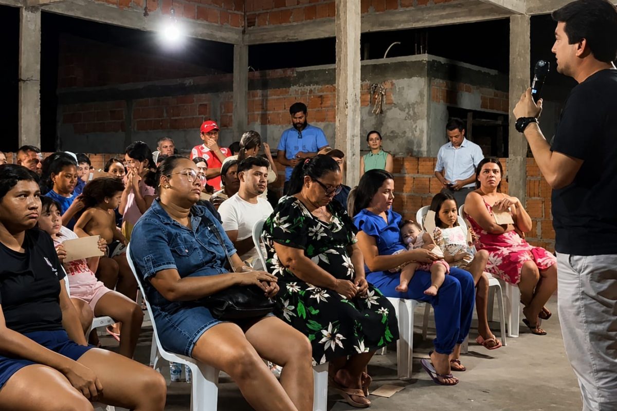 Jender Lobato fala ao microfone durante encontro com moradores da comunidade Monte Sinai, em Manaus.