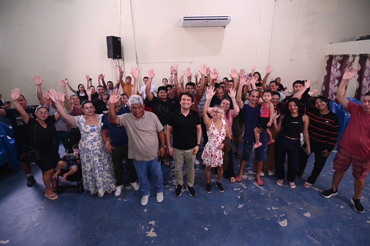 Jender Lobato fala ao microfone durante reunião com moradores do Grande Vitória, em Manaus.
