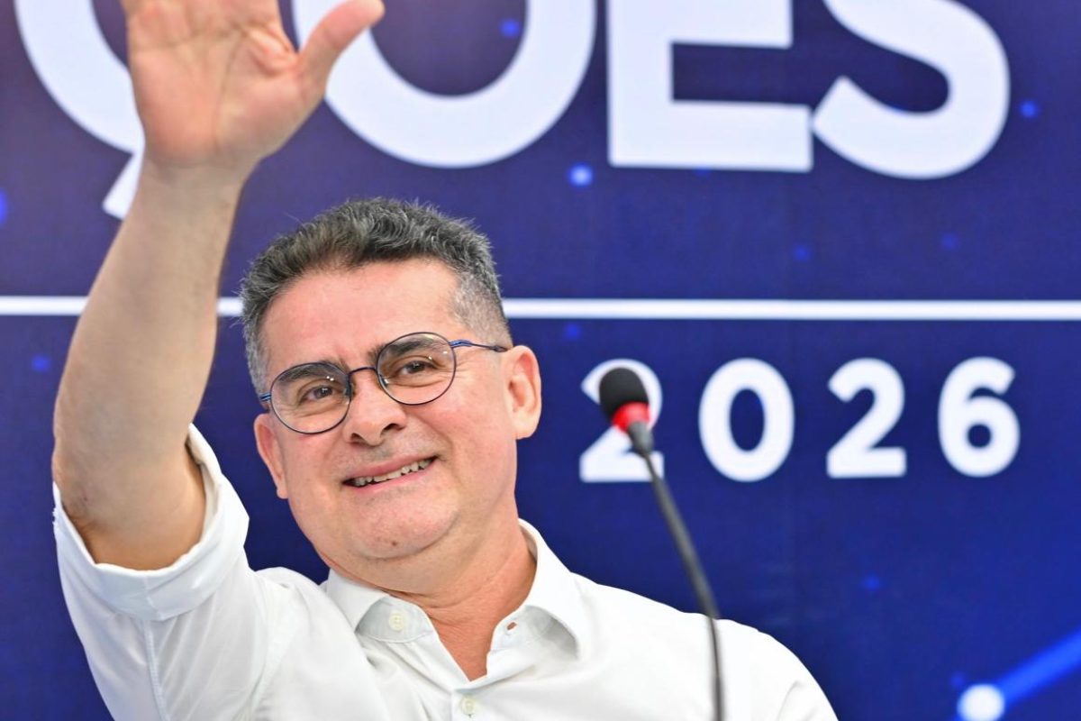 David Almeida participa do primeiro debate entre candidatos ao Governo do Amazonas e destaca a experiência de Dra. Shádia na gestão da saúde pública durante sua fala.