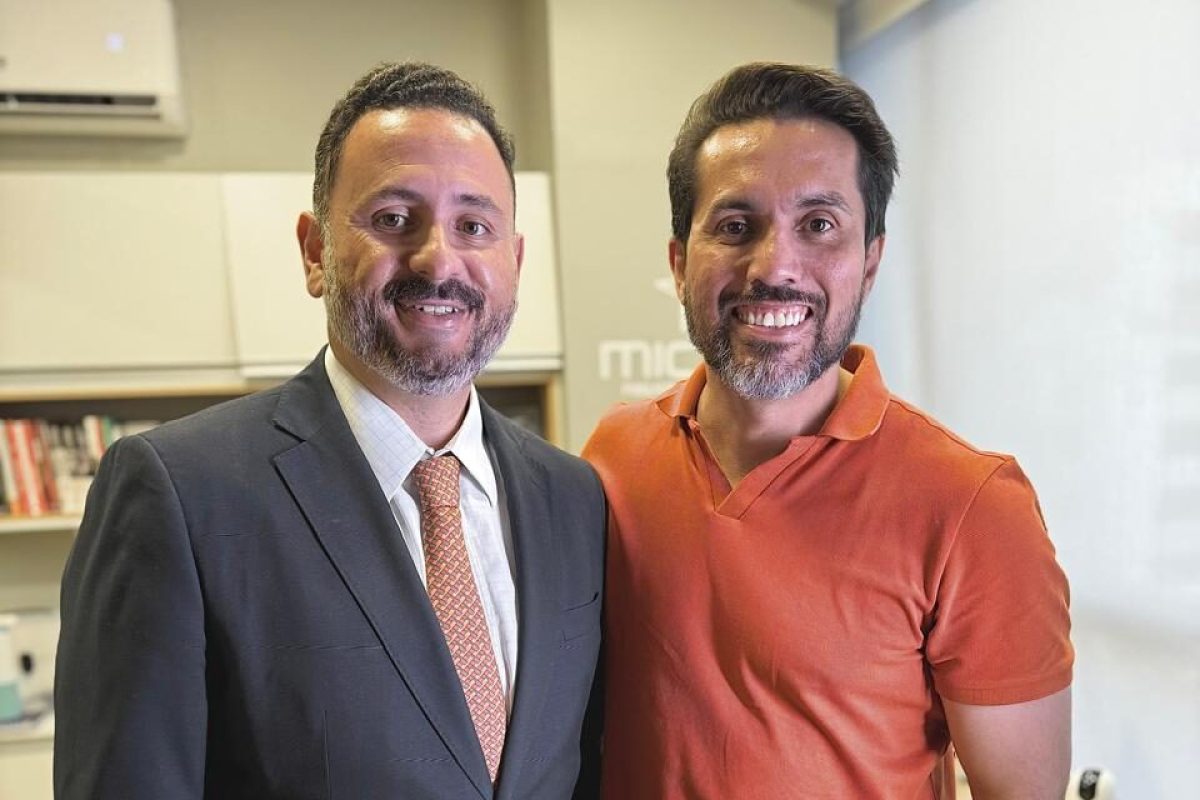 Jack Serafim e Marco Aurélio Choy posam juntos durante a campanha para o Tribunal de Justiça do Amazonas