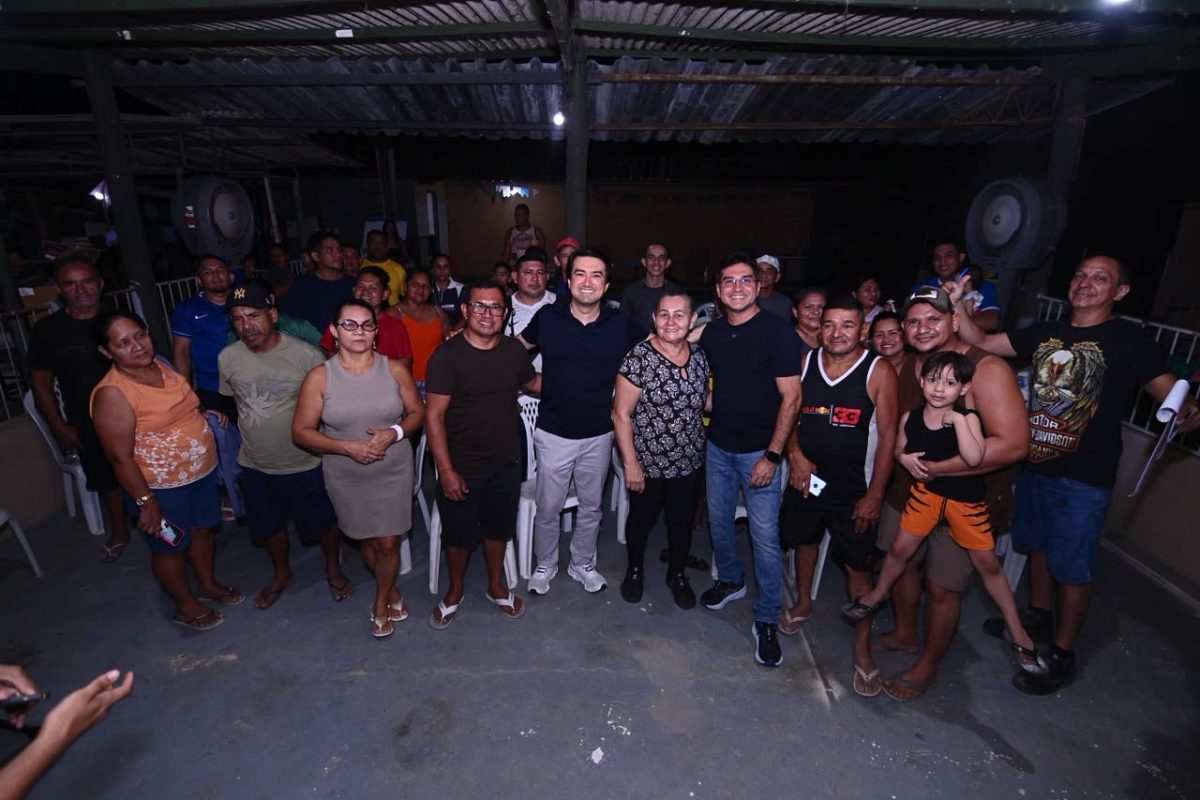 Jender Lobato conversa com moradores durante reunião no Ramal do Brasileirinho, na zona Leste de Manaus.