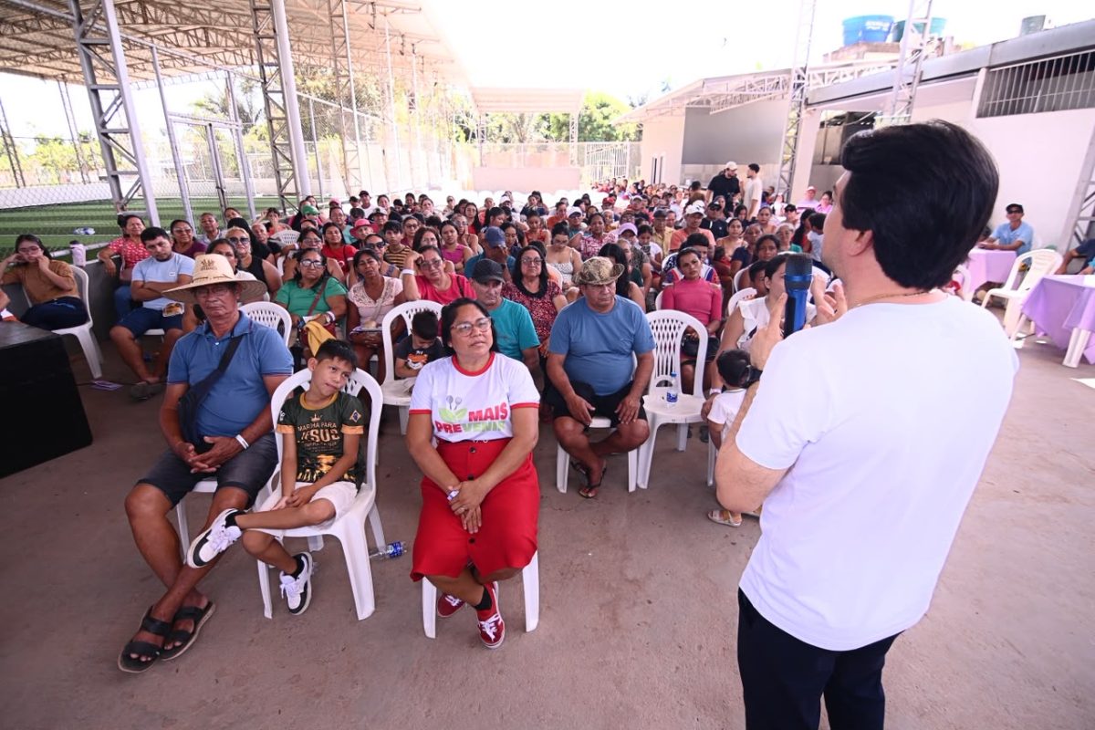 Jender Lobato conversa com moradores durante encontro comunitário em Itapiranga, no interior do Amazonas.