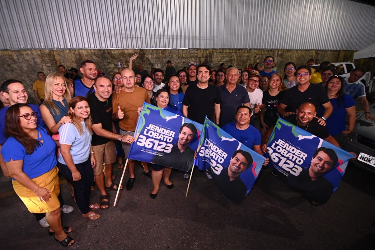 Jender Lobato posa ao lado de apoiadores durante adesivaço que marcou o lançamento oficial da campanha em Manaus.