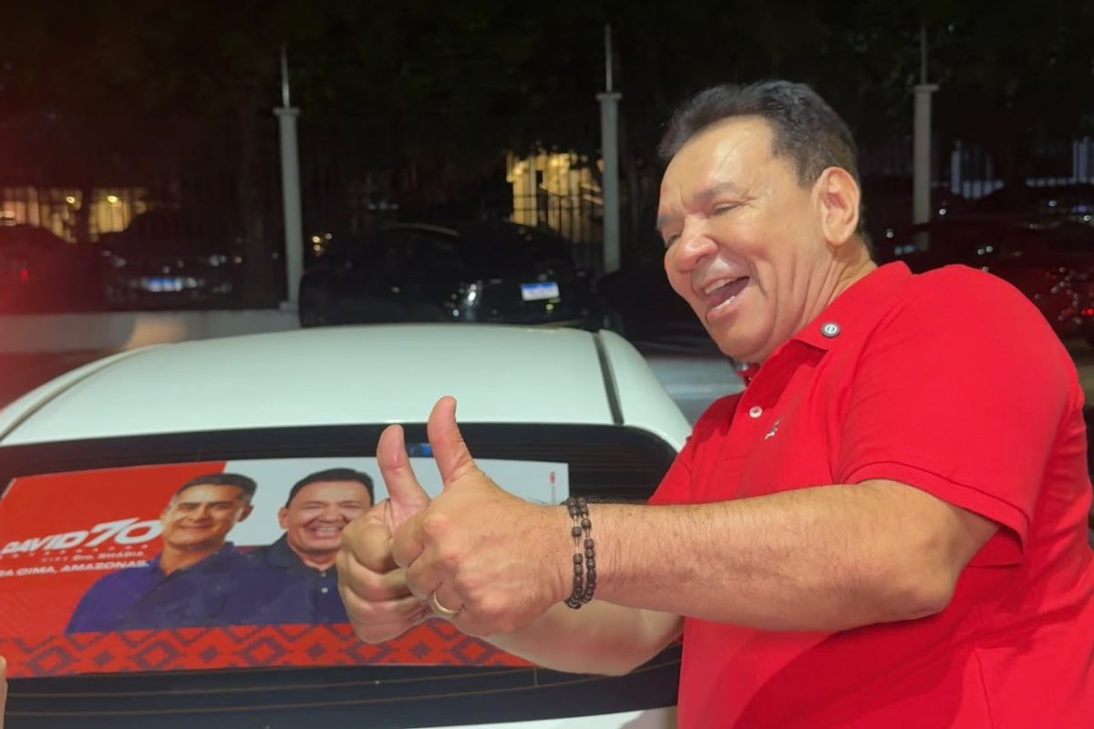 Tony Medeiros durante adesivaço realizado em Manaus que marcou o lançamento oficial da campanha para deputado estadual.