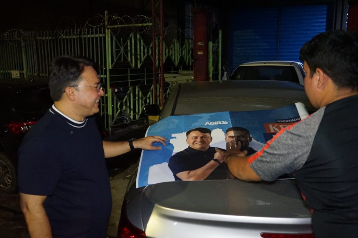 Keitton Batista posa ao lado de apoiadores durante adesivaço que marcou o início oficial da campanha em Manaus.