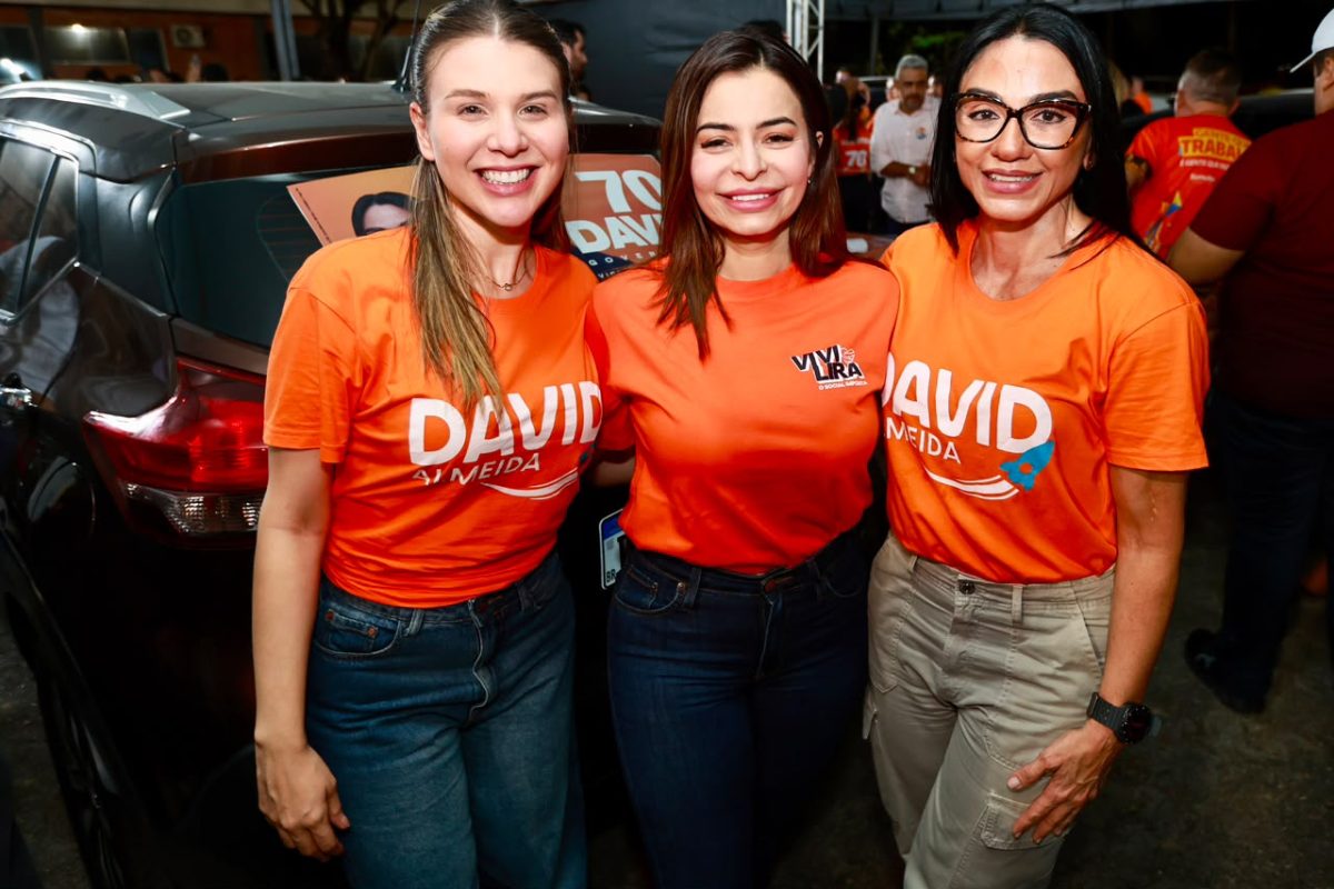 Dra. Shádia posa ao lado de apoiadoras durante mobilização de campanha em Manaus, reforçando a importância da participação das mulheres na política e nos espaços de decisão.