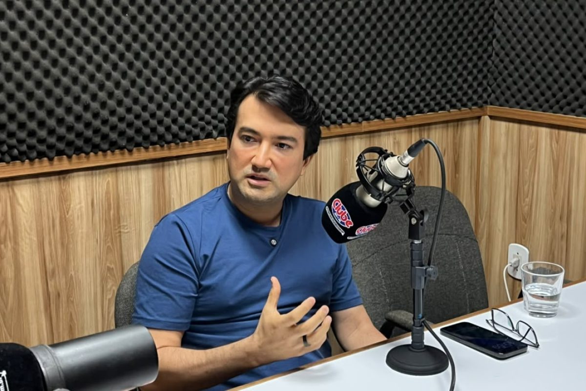 Jender Lobato concede entrevista em estúdio de rádio e apresenta proposta de criação de uma Casa de Apoio em Manaus para pacientes de Parintins em tratamento de saúde.