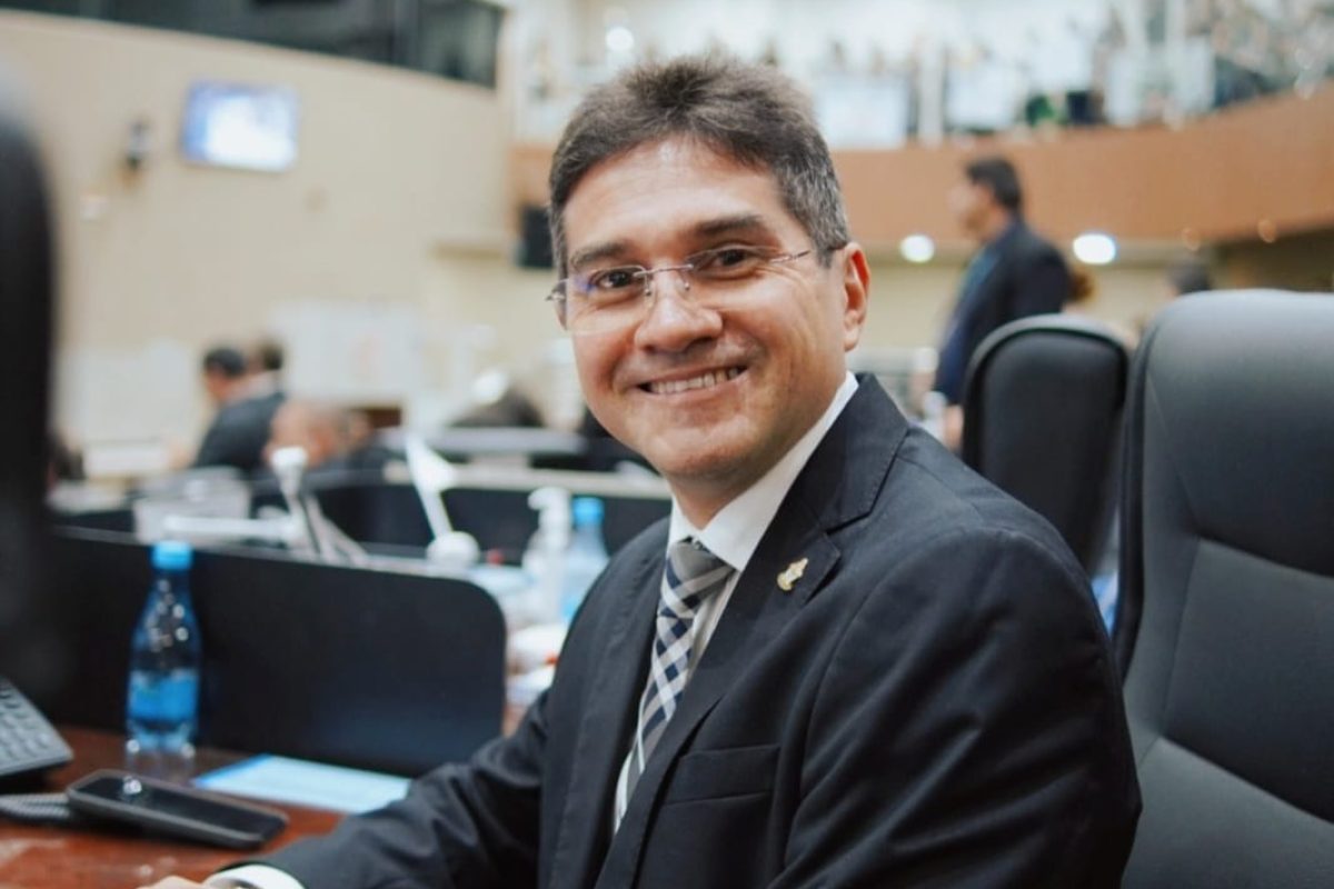 Vereador Jander Lobato durante entrega da revitalização do Velódromo Professora Alzira Campos, na Compensa, em Manaus.