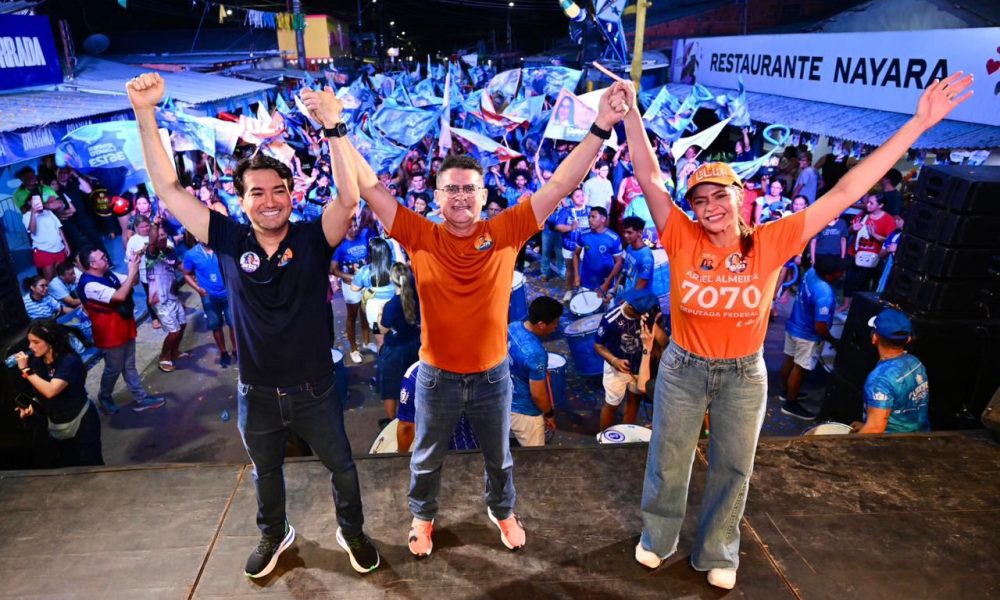 Jender Lobato ao lado de David Almeida e Aryel Almeida durante lançamento de campanha em Parintins