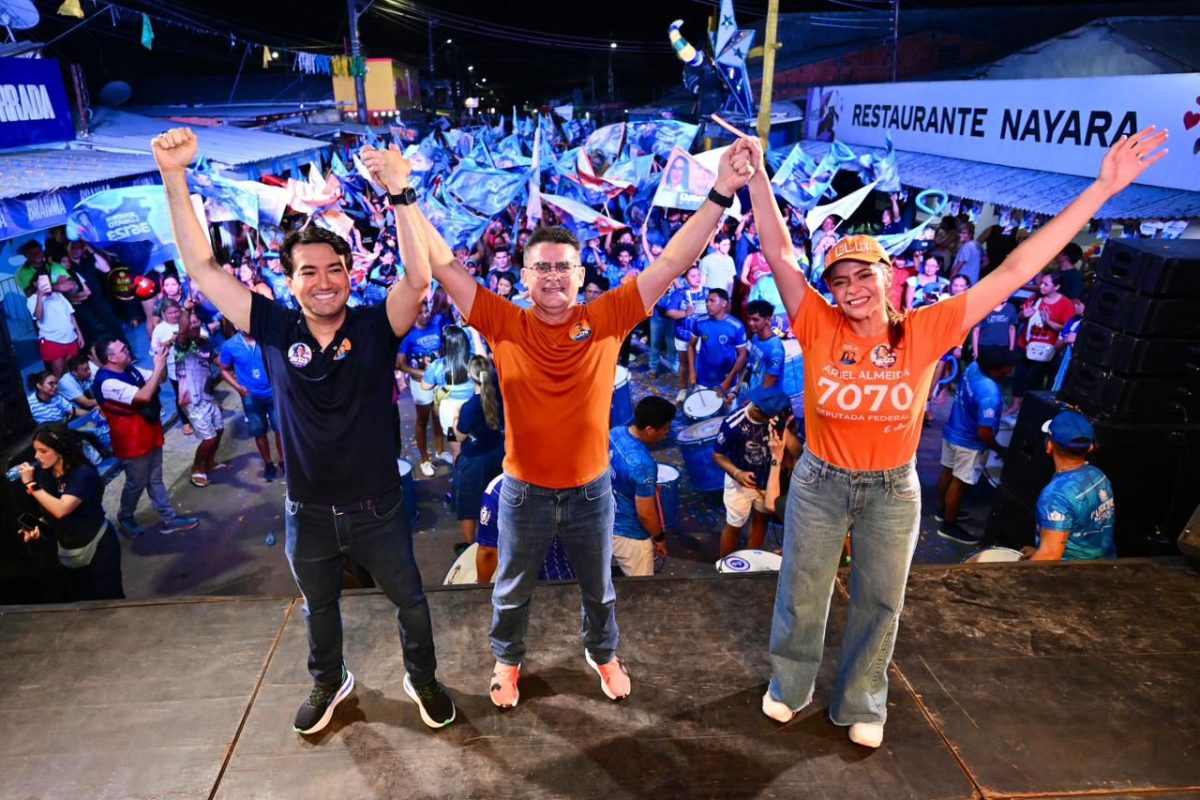Jender Lobato ao lado de David Almeida e Aryel Almeida durante lançamento de campanha em Parintins