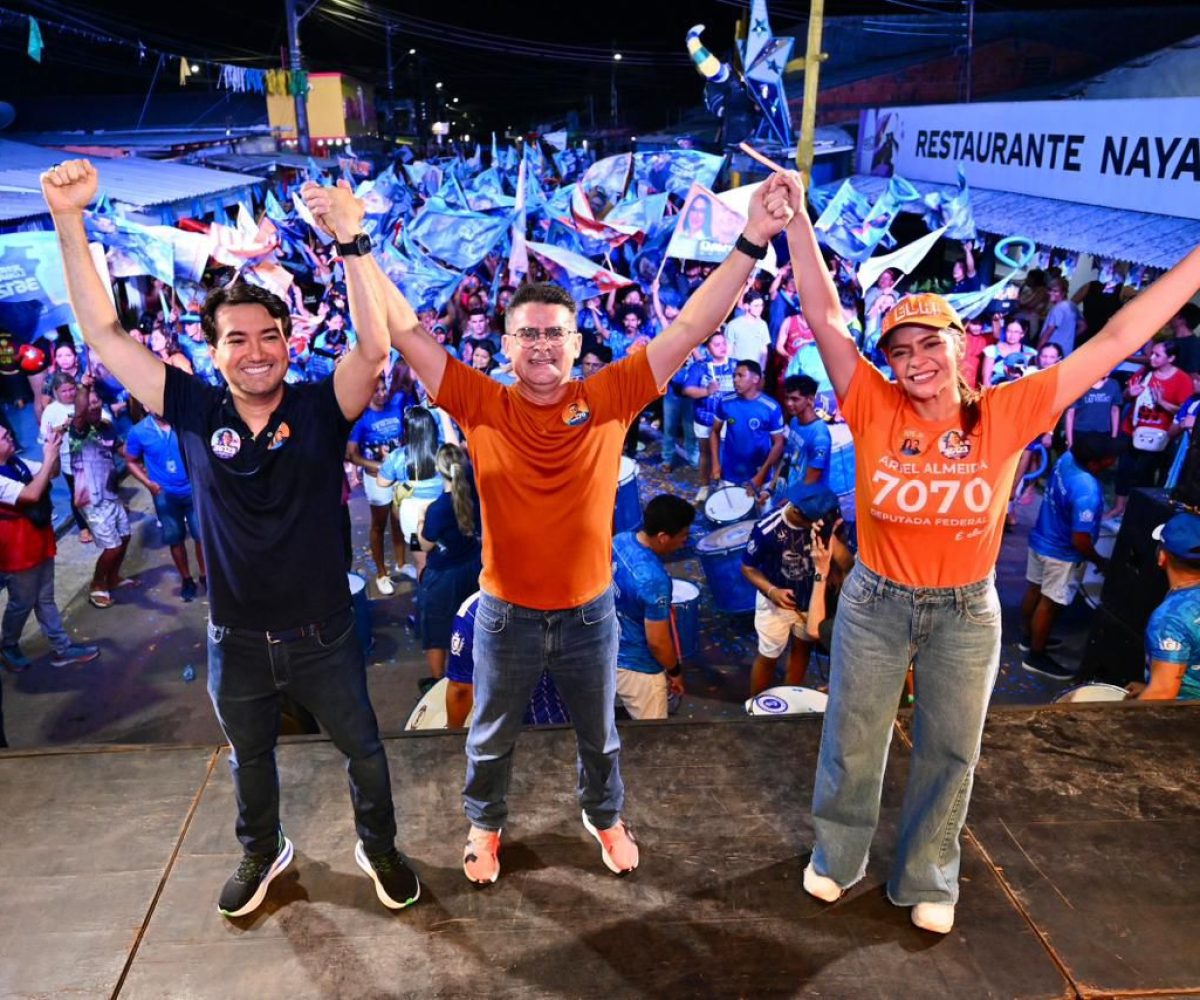 Jender Lobato ao lado de David Almeida e Aryel Almeida durante lançamento de campanha em Parintins