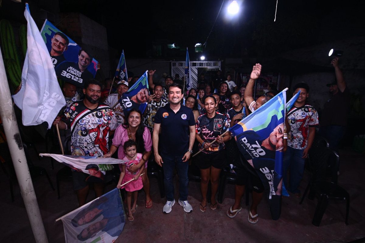 Jender Lobato durante encontro com integrantes do grupo folclórico Cabras de Lampião, em Manaus, defendendo valorização da cultura amazonense.