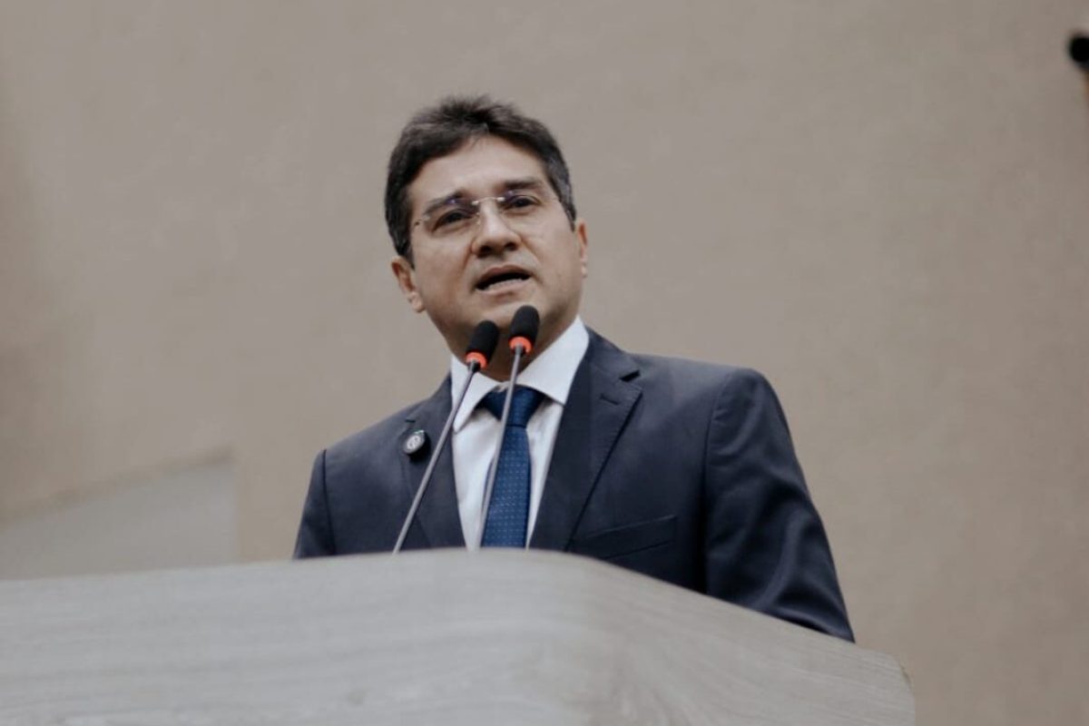 Jander Lobato discursa na tribuna da Câmara Municipal de Manaus durante pronunciamento sobre acompanhamento das demandas da população.