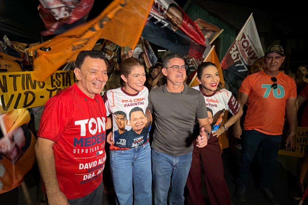 Tony Medeiros participa de caminhada e ato político ao lado de David Almeida e Dra. Aryel Almeida durante lançamento da candidatura em Parintins.