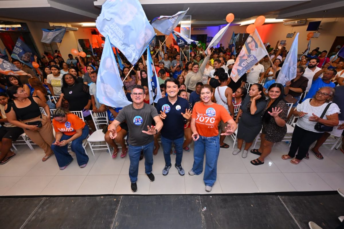 Jender Lobato participa de ato político em Parintins ao lado de David Almeida e Aryel Almeida diante de mais de 700 apoiadores.