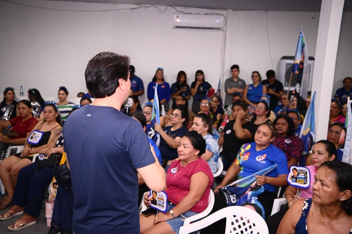 Jender Lobato conversa com professores e profissionais da educação durante reunião sobre inclusão escolar e apoio às famílias atípicas em Manaus.