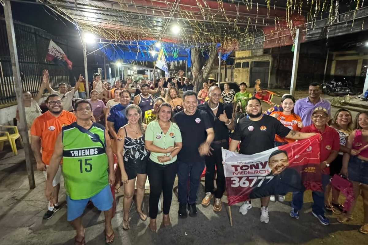 Tony Medeiros conversa com moradores durante encontro no bairro Jorge Teixeira, em Manaus.