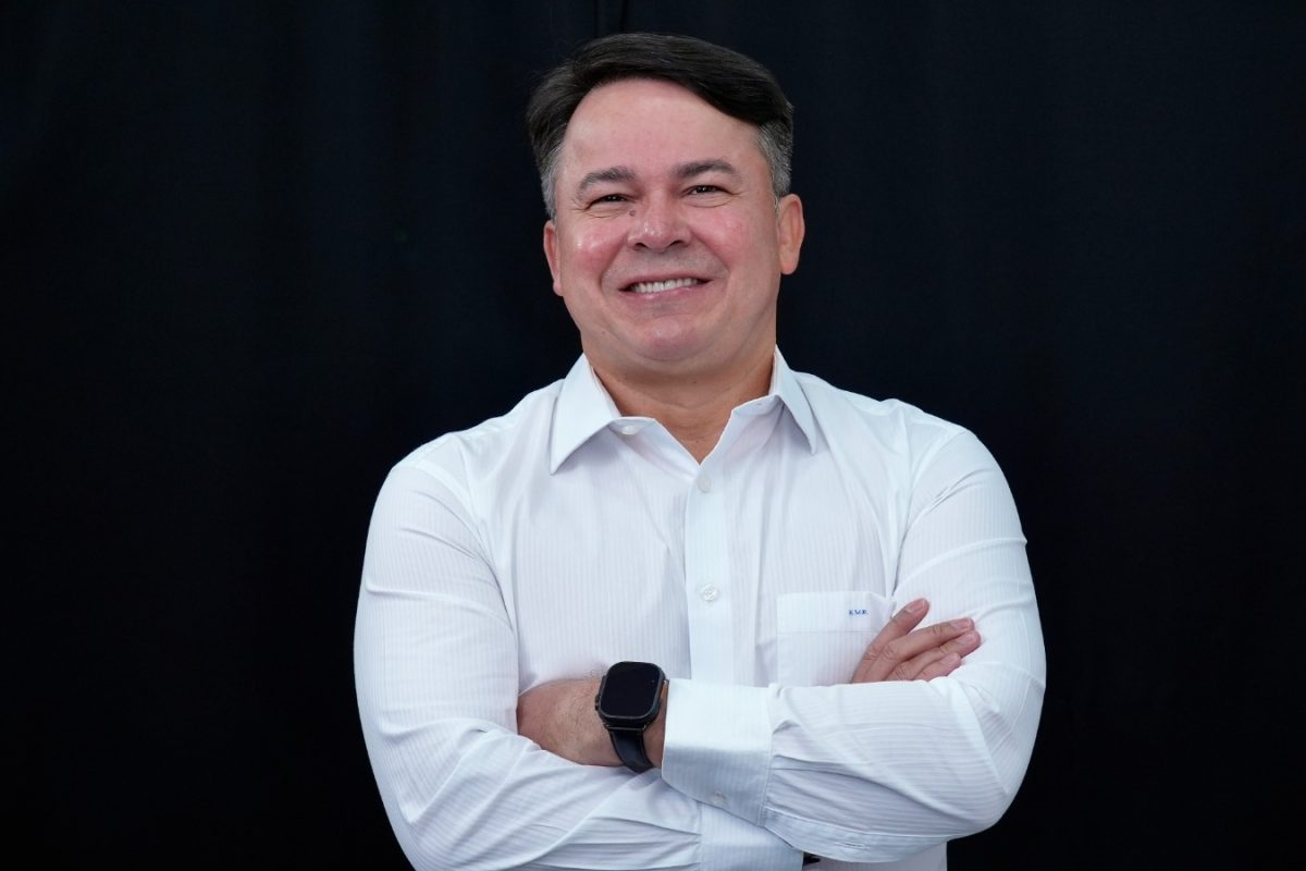 Keitton Batista durante agenda de campanha defendendo investimentos em internet, telefonia e energia para reduzir o isolamento das comunidades do Amazonas.