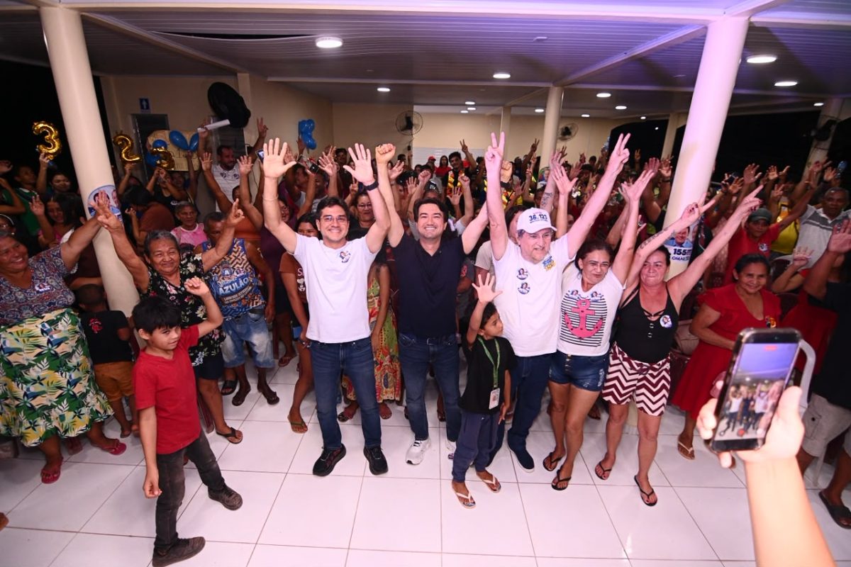 Jender Lobato durante encontro político em Presidente Figueiredo ao lado do ex-prefeito Romeiro Mendonça e apoiadores da campanha.