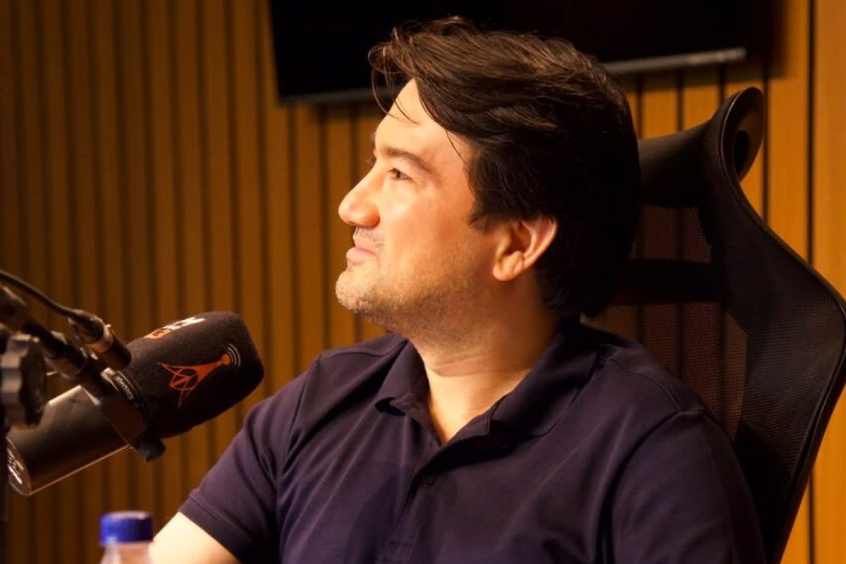 Jender Lobato participa de entrevista ao programa Valdir Correia, na FM do Povo, onde apresenta propostas para saúde, segurança e desenvolvimento econômico do Amazonas.