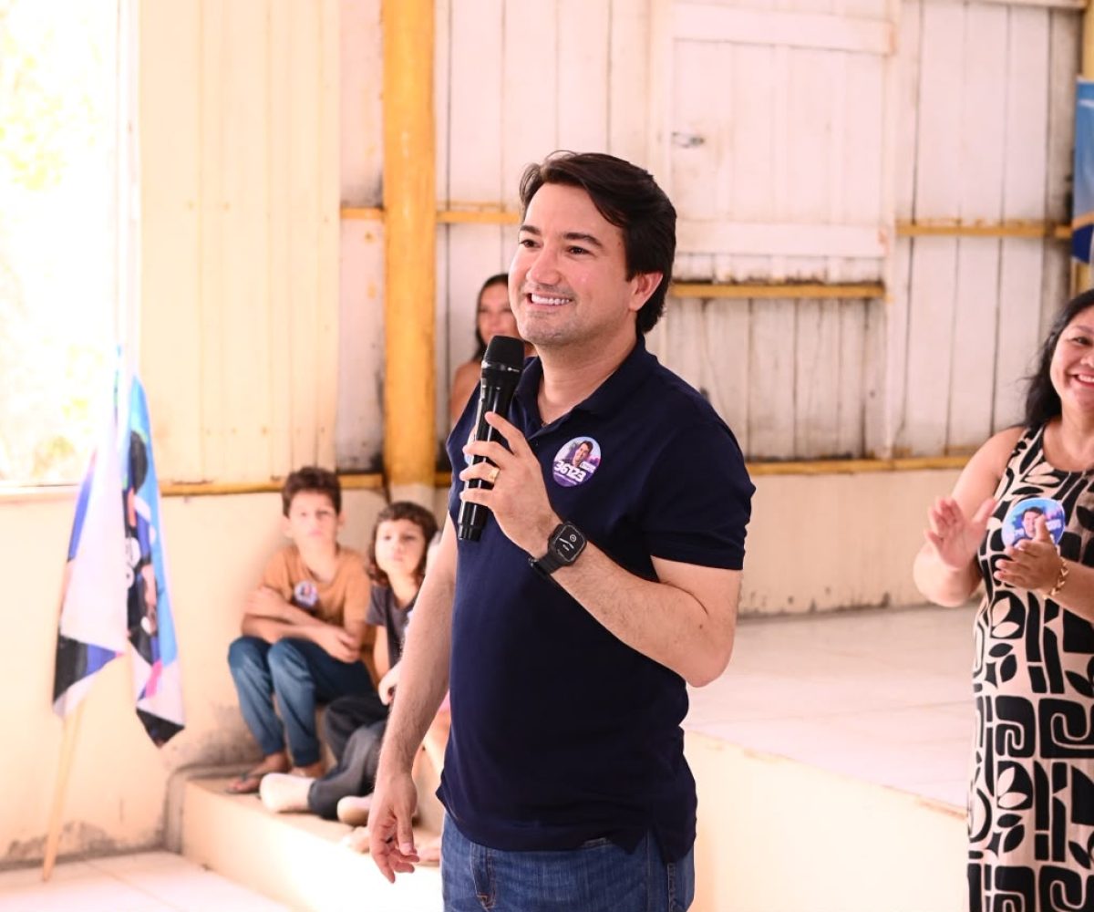 Jender Lobato durante reunião com moradores da Comunidade do Tiú, onde defendeu a construção de uma escola estadual para ampliar o acesso ao ensino médio na zona rural de Manaus.