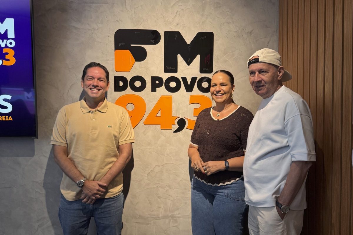 Representantes da FM do Povo 94,3 e do CM7 Brasil durante reunião que definiu a cobertura especial das eleições de 2026 no Amazonas.