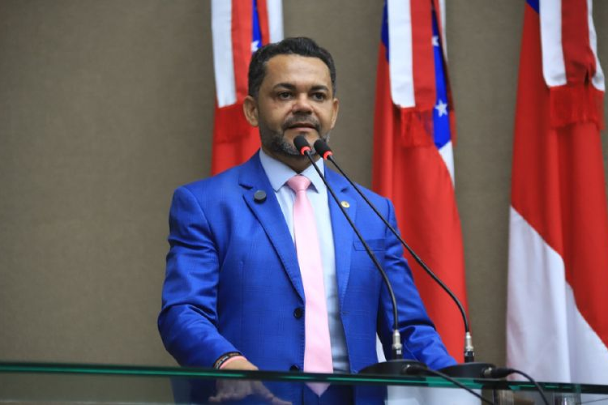 Deputado estadual Rozenha discursa na tribuna da Assembleia Legislativa do Amazonas e cobra a exoneração do secretário estadual de Saúde após declarações contra Dra. Shádia.